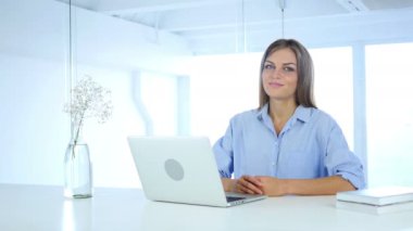 Evet jest kafa sallayarak, kadın el hareketi anlaşması