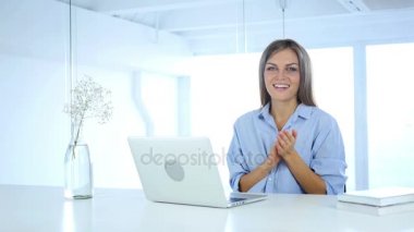 Office, sonra İşte güzel kadın alkış alkış