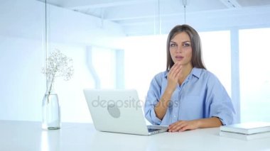 Uçan öpücük jest kadın iş ofis, aşk