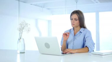 Dizüstü bilgisayar, Online çalışan yorgun kadın sakin ol