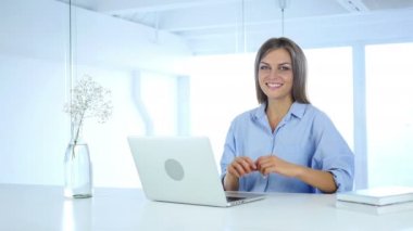 Kalp işareti kadın ofiste, el jest