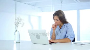 Office, boğaz enfeksiyonu sonra işte kadın Coughing