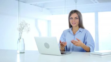 Genç kadın müşteriler her iki el ile davet