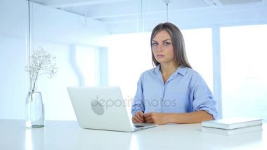 Office iş yerinde kamera işaret kadın