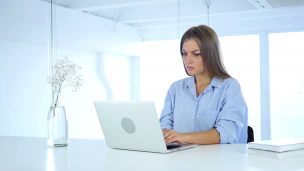 Mujer creativa pensativa ocupada en el ordenador portátil, trabajando en un nuevo proyecto — Vídeo de stock