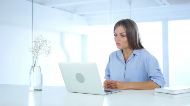 仕事のため事務所に座っている女性によってラップトップでビデオ チャット — ストック動画