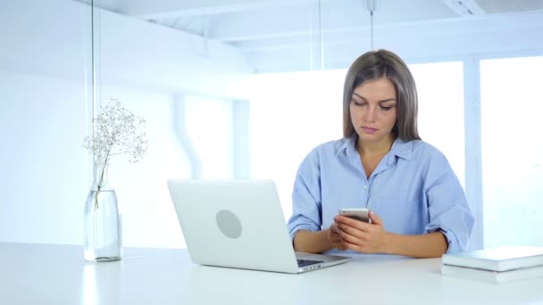 Jonge vrouw met behulp van de Smartphone, bericht aan het typen bezet — Stockvideo