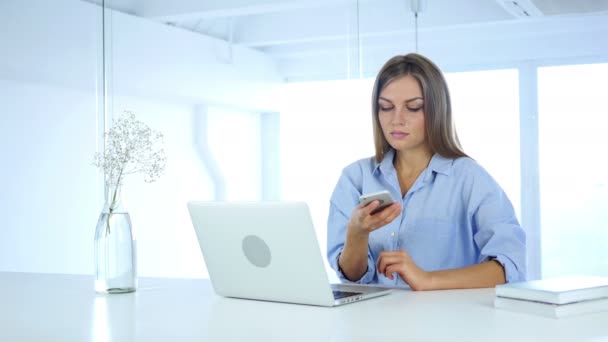 Kobieta rozmawia telefon w pracy z klientem — Wideo stockowe