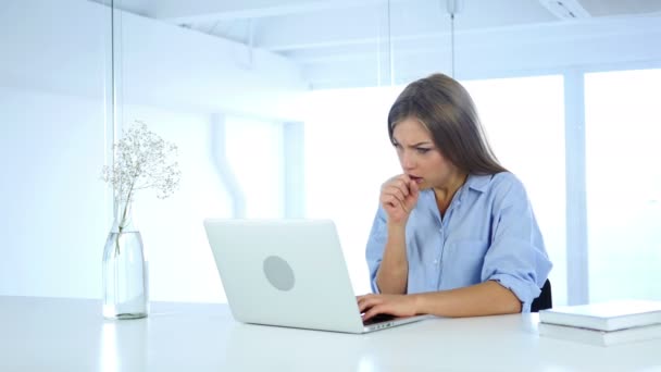 Frau hustet bei der Arbeit im Büro, Rachenentzündung — Stockvideo