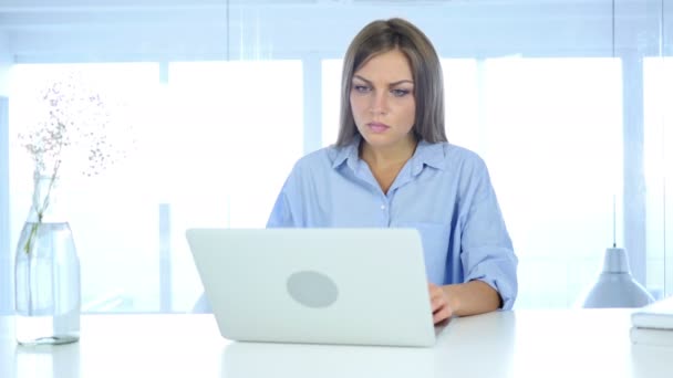 Video Chat no laptop por mulher sentada no escritório para o trabalho — Vídeo de Stock