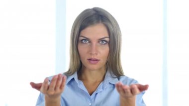 Güzel ve genç birbayan davet müşteriler her iki el ile portresi