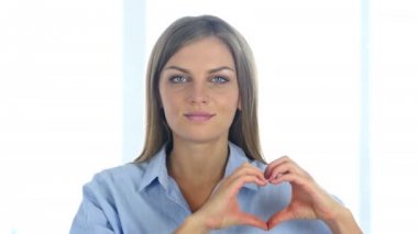 Kalp işareti, güzel kadın tarafından el jest