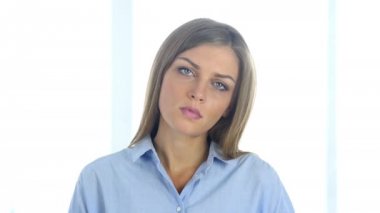 Hata ve sorunlar ile tepki üzgün genç kadın portresi