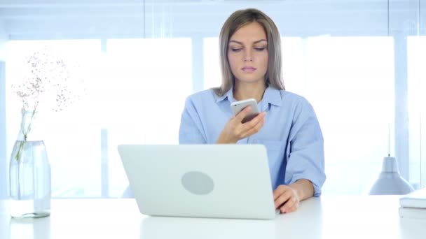 Mulher conversando no telefone no trabalho com o cliente, negócio — Vídeo de Stock