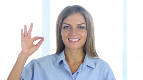 Portret van tevreden jonge vrouw gebaren oke teken — Stockvideo