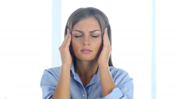 Retrato de mujer joven Gestos Dolor de cabeza, estrés — Vídeos de Stock