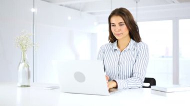 Ciddi kadın meşgul çalışma ofisinde laptop