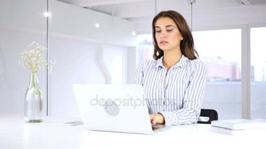 Office, boğaz enfeksiyonu sonra işte kadın Coughing
