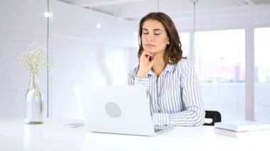 Uyuyan kadın ofis, iş yükü yorgun