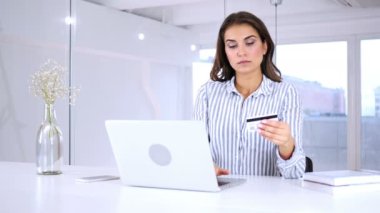 Alışveriş online kredi kartı ile ödeme başarısız sonra kadın üzgün