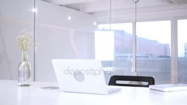 İş tamamlandıktan sonra ofise gelip kadın