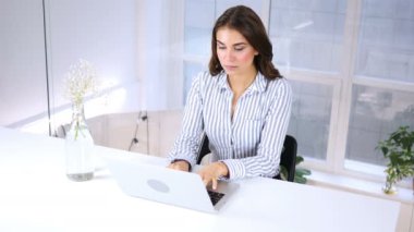 Kadın laptop ofisinde çalışan meşgul