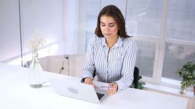 Başarılı Online ödeme kredi kartı, sonra kadın heyecanlı alışveriş