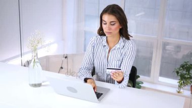Dizüstü bilgisayarda Online satın alma, ödeme için kredi kartı kullanan kadın