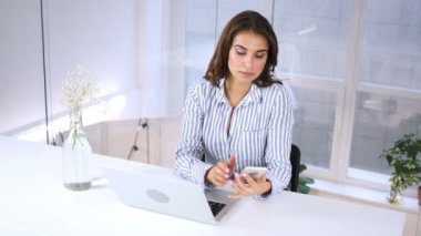 Smartphone kullanarak, ileti yazmakta genç kadın meşgul