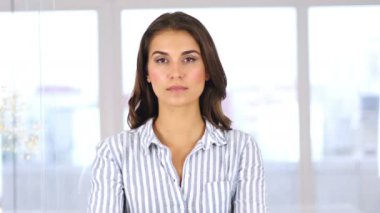 Office kamerada bakarak ciddi genç kadın