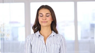 Reddet, kafa sallayarak genç kadın portresi inkar