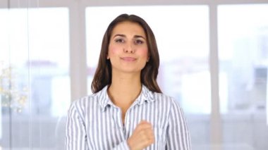 Genç kadın el hareketi hata ve sorunlar portre