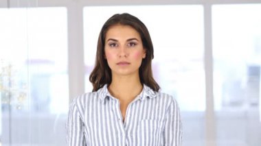 Ağlayan gözleri yaşlarla üzgün üzgün kadın portresi