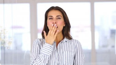 Güzel genç kadın ofiste esneme