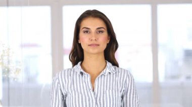 Kalp işareti, güzel kadın tarafından el jest