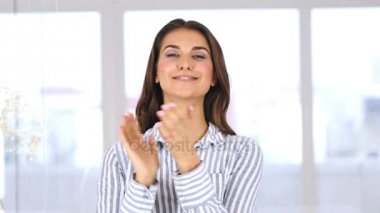 Güzel kadın, alkış alkış portresi