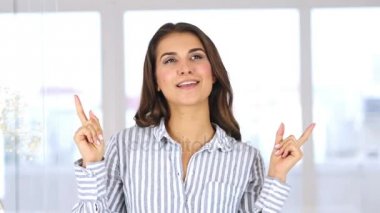 Güzel kadın portre, mutlu bir hayat zevk dans