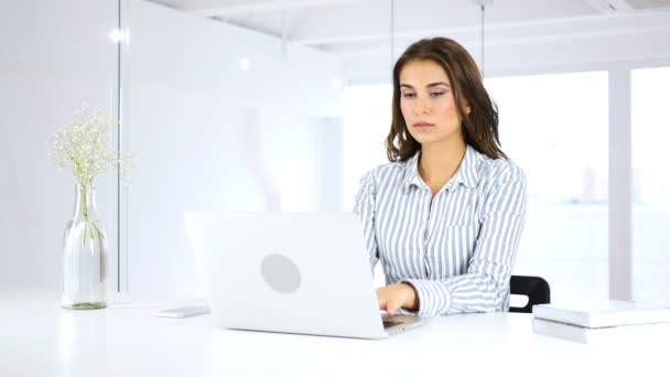 Triste mulher perturbada trabalhando no laptop, muitos problemas — Vídeo de Stock