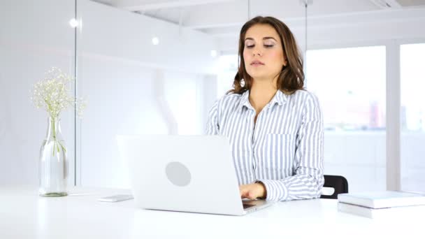 Mujer cansada en el trabajo Relajante, dolor de cuello — Vídeo de stock