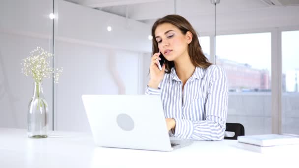 Žena, sdílení informací, mluví o telefonu v práci — Stock video