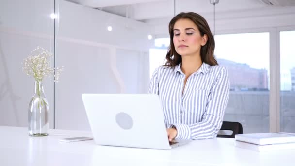 Mulher deixando o escritório depois de concluir o trabalho, trabalho terminado — Vídeo de Stock