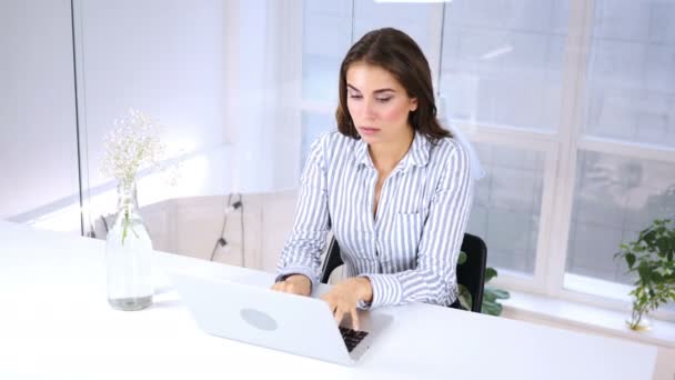 Reação sobre a perda de negócios no laptop por mulher no trabalho — Vídeo de Stock