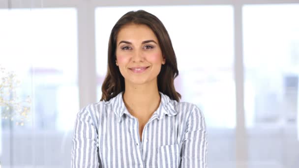 Portrait de belle femme souriante regardant la caméra au bureau — Video