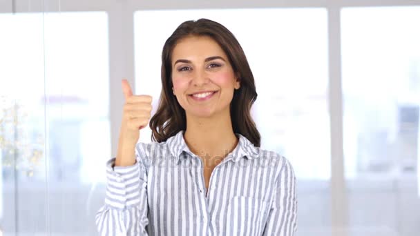 Retrato de Positivo Jovem Mulher Gesturing Thumbs Up — Vídeo de Stock