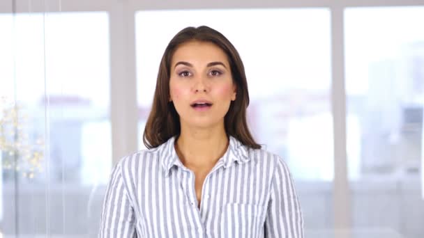 Porträtt av undrar ung kvinna gestikulerande chock, förvånade — Stockvideo