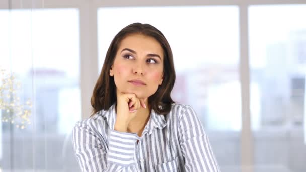 Portrait de Pensive Thinking Woman Gesturing Brainstorming — Video