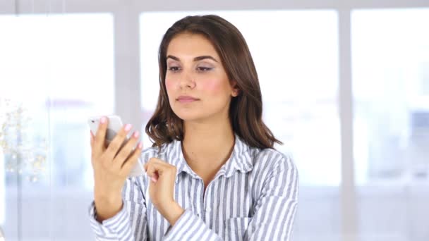 Nő a munka böngészés a irodában Smartphone — Stock videók