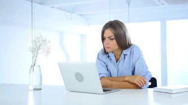 Genç kadın okuma ofiste dizüstü