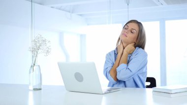 İş yükü, boyun ağrısı ile iş yerinde yorgun kadın