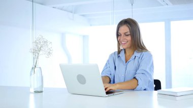 Laptop projesi üzerinde çalışan mutlu kadın